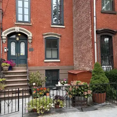 Historic 1869 Brownstone 15 min to NYC downtown