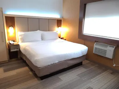 a hotel room with a large bed and a window at Best Western Roslyn-Long Island Hotel in Roslyn