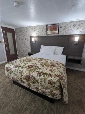 a hotel room with a large bed in a room at Bennington Motor Inn in Bennington