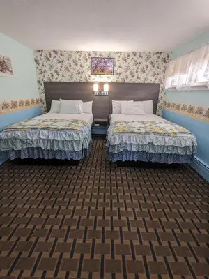 two beds in a room with two beds sidx sidx sidx at Bennington Motor Inn in Bennington