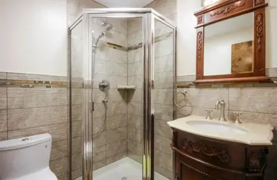 a bathroom with a shower and a sink and a toilet at Cold Spring Hotel in Cold Spring