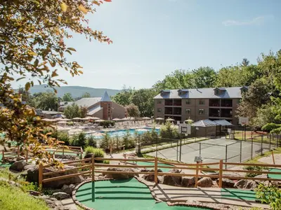 a tennis court at a resort with a tennis court at Holiday Inn Club Vacations Oak n Spruce Resort in the Berkshires in South Lee