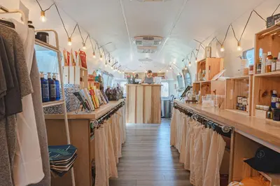 a room with a bar in a bus at Hutton Brickyards Riverfront Hotel & Venue in Kingston