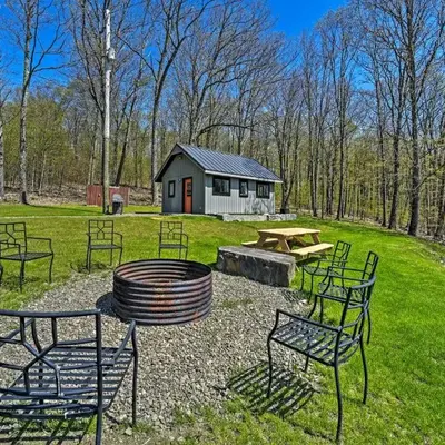 Fire Pit and Gas Grill Secluded Studio in Milford!