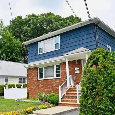 Bright & cozy * 2nd Floor Apartment*. Close to NYC