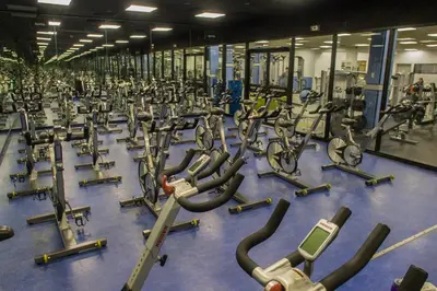 a gym filled with lots of exercise bikes at Teaneck Marriott at Glenpointe in Teaneck