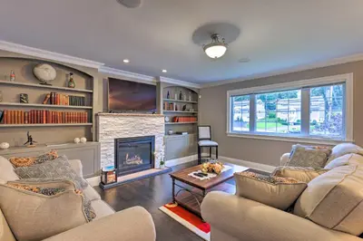 a living room with two couches and a fireplace at 25 Mi to NYC Cozy Long Island Apt Near Transit in Glen Cove