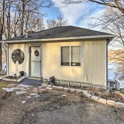 Charming Danbury Cottage with Lake Kenosia Access!