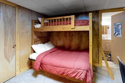 a bedroom with two bunk beds in a cabin at Swaying Pines in Wilmington