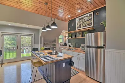 Gallery image of Stylish Studio with Fireplace about 3 Mi From Dtwn! in Saratoga Springs