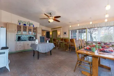 a kitchen and dining room with a ceiling fan at Saratoga Farmstead B&B in Saratoga Springs