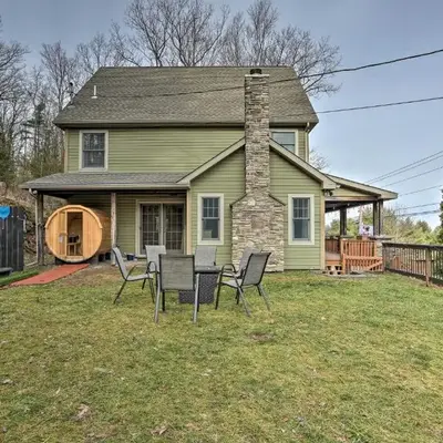 Large Yard and Games Edgewater Escape in Paupack!