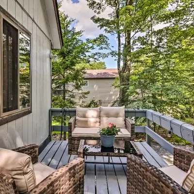 Chic Tobyhanna Home with Furnished Deck Space!