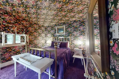 a bedroom with a flowery ceiling at Hoot Owl Hollow in Jacksonville