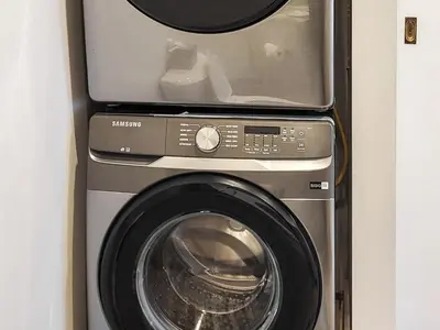 a microwave and a washing machine in a room at Beautiful Wooster Sq. getaway - great neighborhood in New Haven