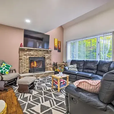 15 Mi to Skiing Charming Tobyhanna Cottage!