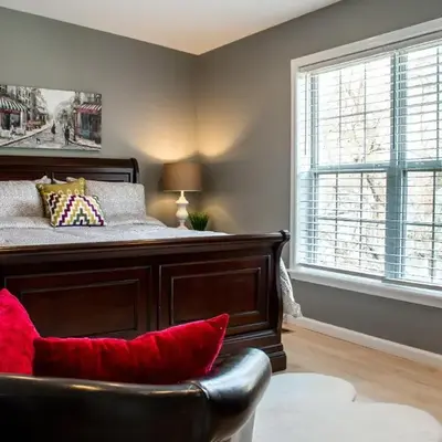 Cozy condo with yard and patio. Long-stay discount available