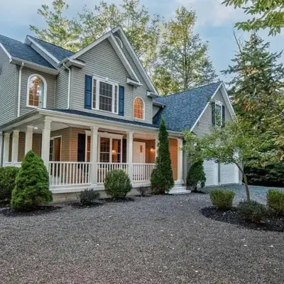 Luxury 4 bedroom house in Pocono Mountains with Hottub in Golf Course Near Lake