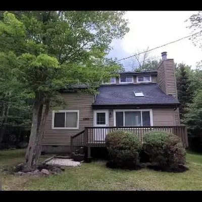 Pocono House in a private community 4 pools