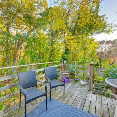 Cozy Dix Hills Apt with Deck about 7 Mi to Beach!
