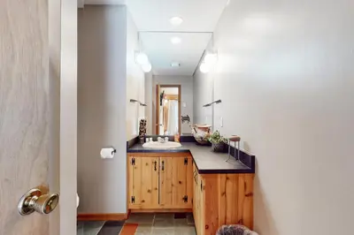 a bathroom with a sink and a mirror at Suntec Getaway in Dover