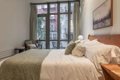 Gallery image of Waverly Lane by Rove Travel - Chelsea Apt with Balcony in New York