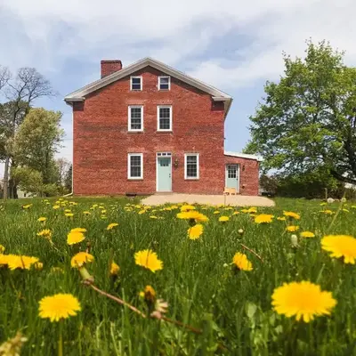 Farmhouse Broad Brook: Comfort & Charm.