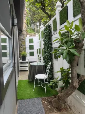 a small garden with a table and a chair at California guest house in Greenwich