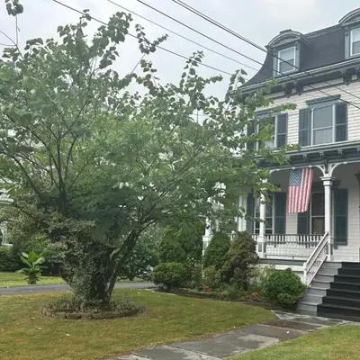 1 Br Private Victorian Apt in convenient City location on half acre sleeps 4
