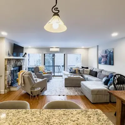 NEWLY REMODELED FOUR BEDROOM All SEASON CONDO W MOUNTAIN VIEWS