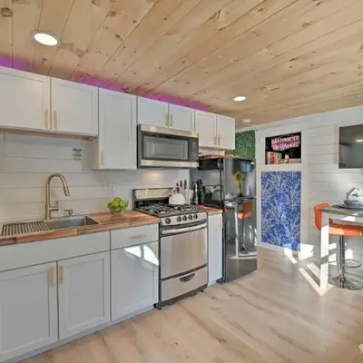 Modern Apartment Near Hiking and Race Course