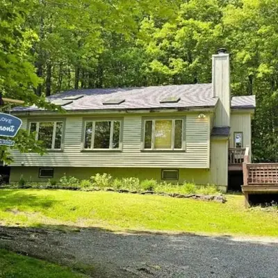 Wine Moose w Hot tub Fireplace Sauna 9min to Mt Snow
