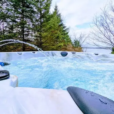 Artemis Lakehouse - Hot Tub